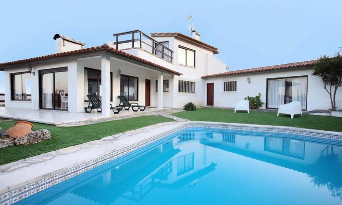 Salir do Porto Villa | Relax at Sítio Do Louro Villa - 4-Star Oceanfront Retreat