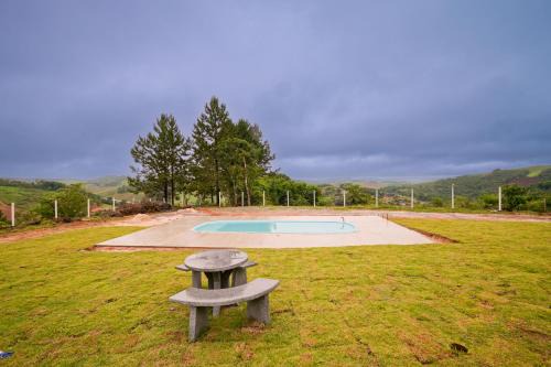 Piedade Cabin | Idyllic Getaway at Sítio Terra Sertaneja - Family-Friendly Chalé