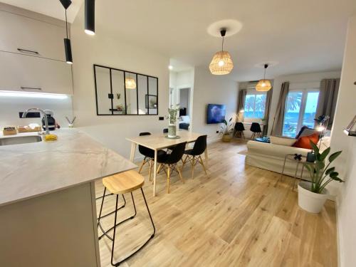 Las Acacias Apartment | Oceanfront SÖK Pedregalejo: Guest Rated 9.3/10 Retreat