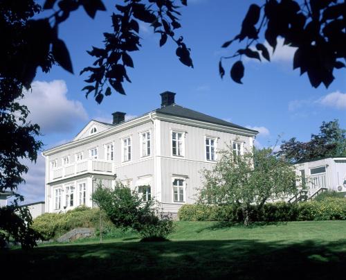 Soraker Hotel | Relaxing Retreat at Söråkers Timrå Herrgård with Hot Tub