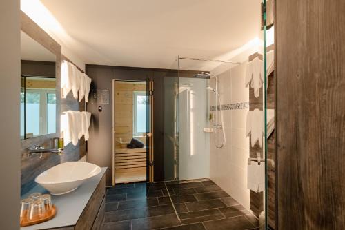 Elsterheide Apartment | Experience Südseequartier: Top-Rated Stay with Hot Tub