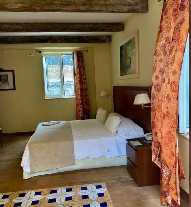 Isola del Borgo Antico Bed & Breakfast | Elegant S.Andrea degli Armeni: Family-Friendly Escape