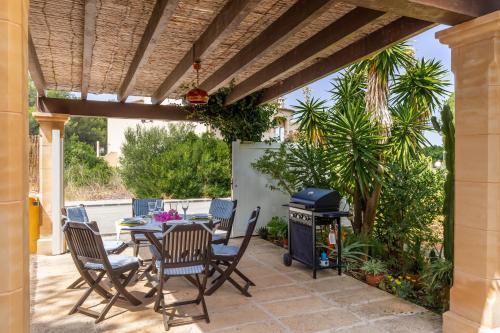 Urbanizacion S'Estanyol House | Discover S Estanyol: Pet-Friendly 4-Star Retreat with Family Appeal