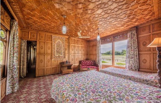 Dal Lake Boat Rental | Experience S Group Of Houseboat: Pet-Friendly Oceanfront Stay