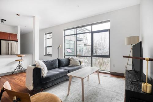 Cascade Apartment | Modern S Lake Union 2BR with Gym & Kid-Friendly Amenities