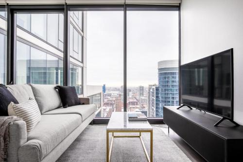 South Loop Apartment | Pet-Friendly 4-Star Getaway with Pool Near Soldier Field
