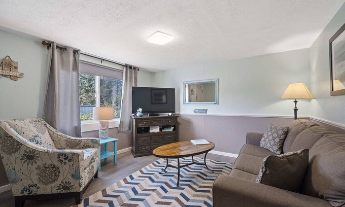 Netarts Apartment | Top-Rated S7 - Longboard @ Surf Inn with Oceanfront Views
