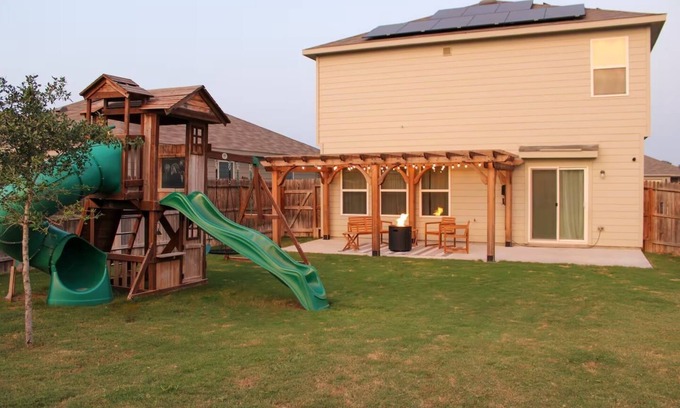 Medina Valley House | SA 4 bd King Suite w Playground and Fire pit