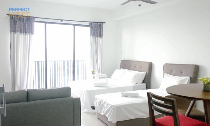 Seksyen 7 Apartment | Cozy Studio Retreat in I-City with Pool & Breakfast