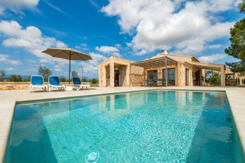 Sencelles House | Discover Sa Caseta Biniali: Family-Friendly with Pool