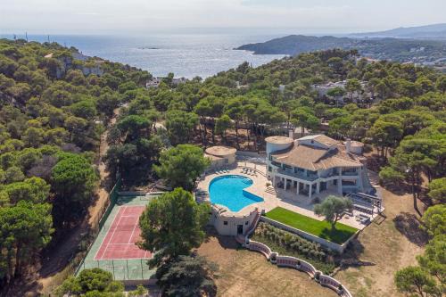 Llafranc House | Family-Friendly SA GUARDA: Pool, Breakfast & Kitchen Amenities