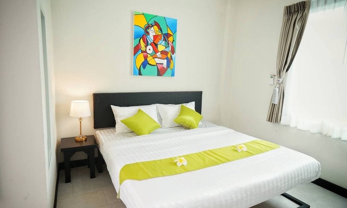 Sanambin Hotel | Relaxing Stay at Sabai: Double Bed, Massage & Breakfast