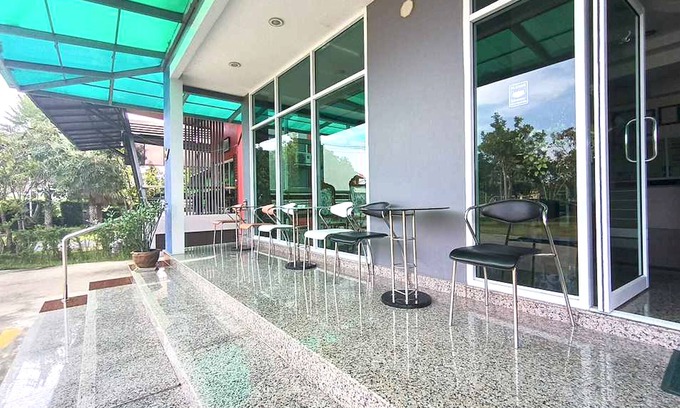 Pak Nakhon Hotel | Budget-Friendly Stay at OYO 701 Sabai Palace with Breakfast