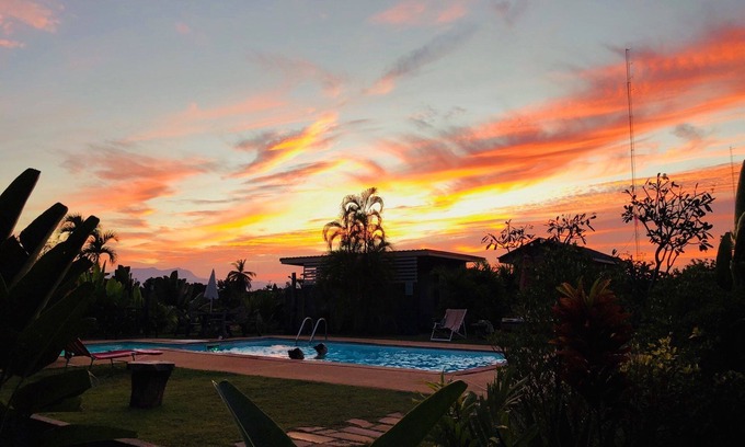 Sukhothai Hotel | Cozy Sabaidee House: Family-Friendly with Pool & Dining
