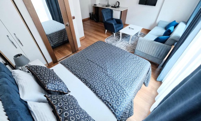 Pendik Apartment | Pet-Friendly Sabiha Gökçen İstanbul House with Pool & Hot Tub