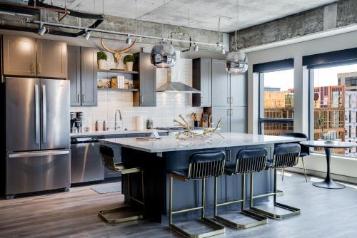Warehouse District Apartment | Spacious Sable 51 Two Story Loft with Kitchen Amenities