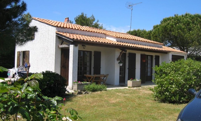 Saint-Georges-d'Oleron House | Oceanfront Sables Vignier-Domino Gite with Pool & Amenities