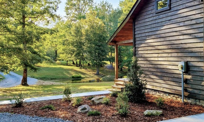Tracy City Cabin | Private Cabin Retreat Near Sacré-Cœur with Kitchen Access