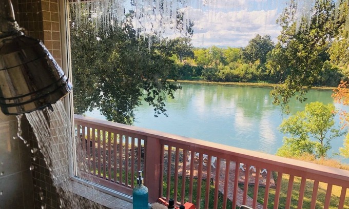 Cottonwood House | Secluded Sacramento River Retreat for Star Gazing