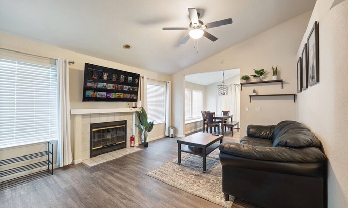 Southwestern Sacramento House | Modern 3BR Sacramento Retreat with Laundry & Parking