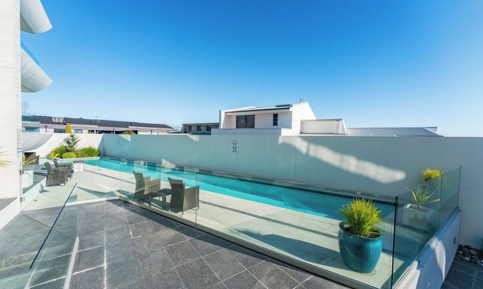 Waipahihi Apartment | Exquisite Sacred Waters: Oceanfront Oasis with Spa & Pool