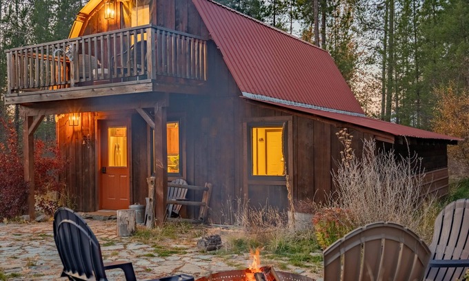 Coram Cabin | Pet-Friendly Saddle n' Sage Near Glacier with Fire Pit