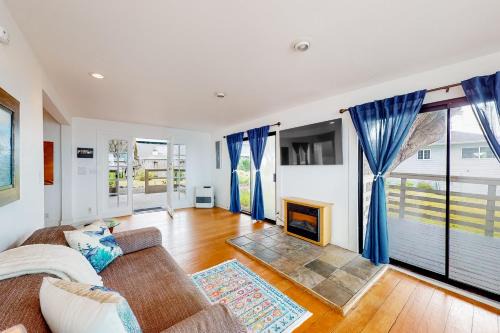Elk House | Inviting Saddle Point Ocean View Cottage with Family Amenities