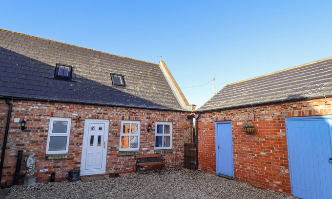 Louth Cottage | Romantic Saddle Rack Cottage in Picturesque Fulstow