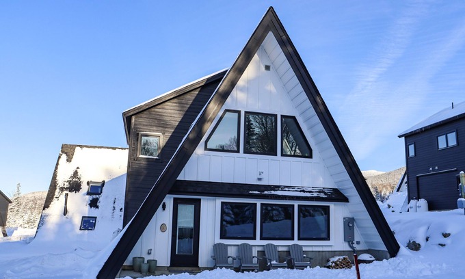 Rangeley House | Pet-Friendly Saddleback A Frame #19: Après Ski Retreat