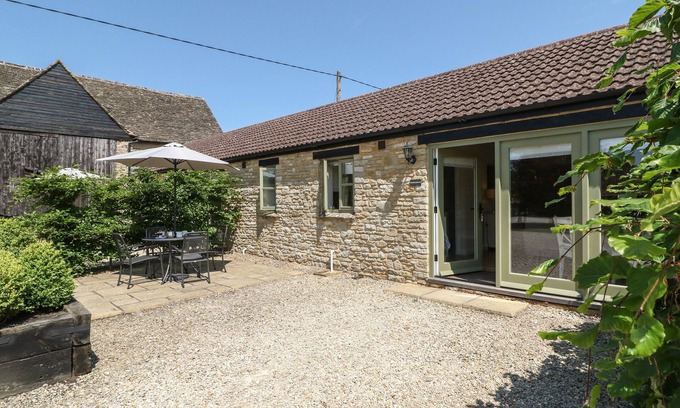 Witney Cottage | Discover Saddlebacks Barn: Cozy Cottage with Garden Retreat