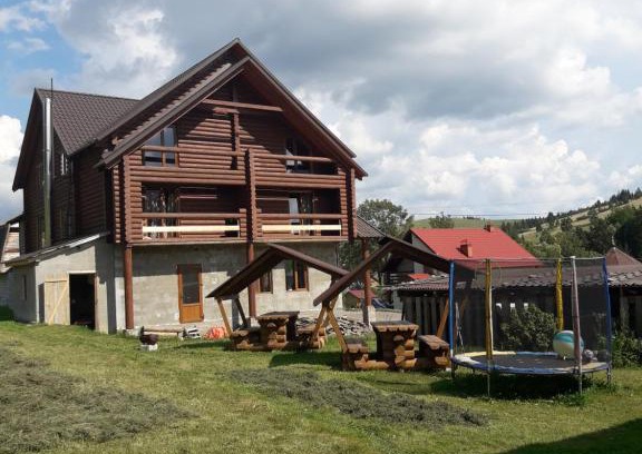 Podobovets House | Family-Friendly Sadyba Cherry: Rated 9/10 with Kitchen