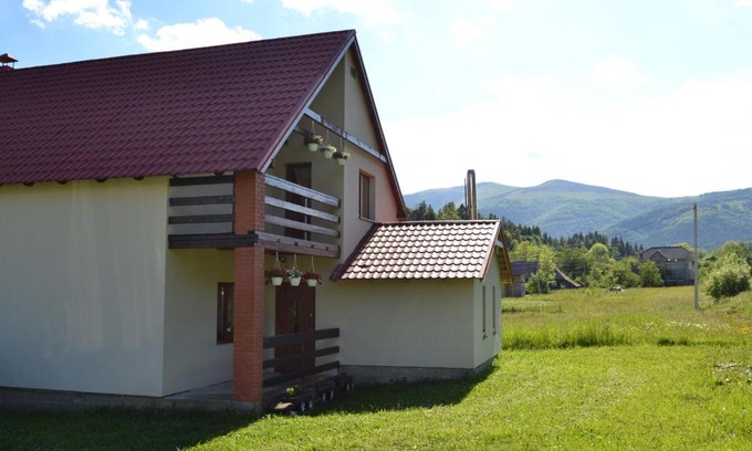 Podobovets House | Discover Sadyba Sunny House: Top Rated with Great Amenities