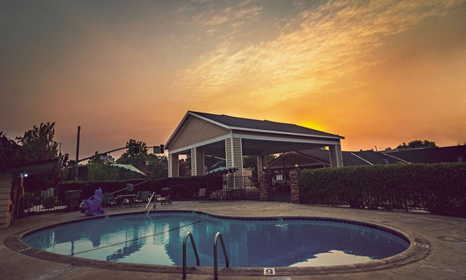 Chico Hotel | Family-Friendly Stay at Safari Inn - Chico with Pool & Spa