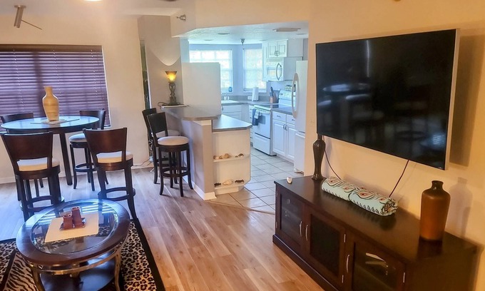 Lutz Condo | Experience Safari Suite #2302 with Breakfast & Kitchen Access