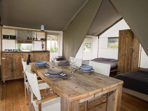 Twijzel Other | Safari Tent in Friesland near Nature, cleaning included