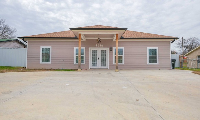 Killeen House | Safari Retreat: 8-Bedroom Home with Spa & Dining Options