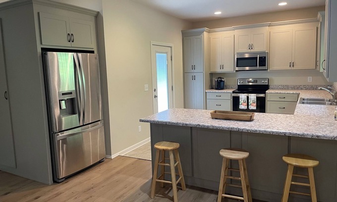 Northport House | Cozy Getaway: 10/10 Rated with Spa & Family Amenities