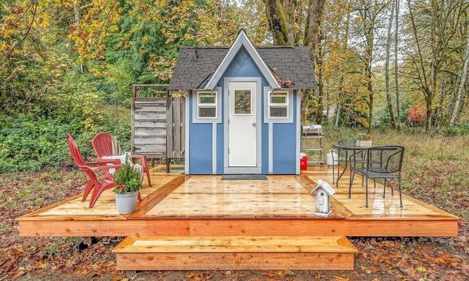 Longview Apartment | Budget-Friendly Oceanfront Solo Retreat - Unique Northwest Rentals