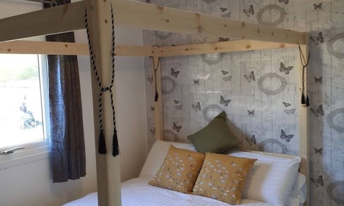 Bucks Cross Ski Chalet | Pet-Friendly Saffron Cove: Seaside Chalet in Bideford