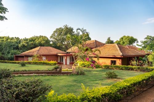 Mahabaleshwar Villa | Experience SaffronStays Garnet House with Cozy Fireplace