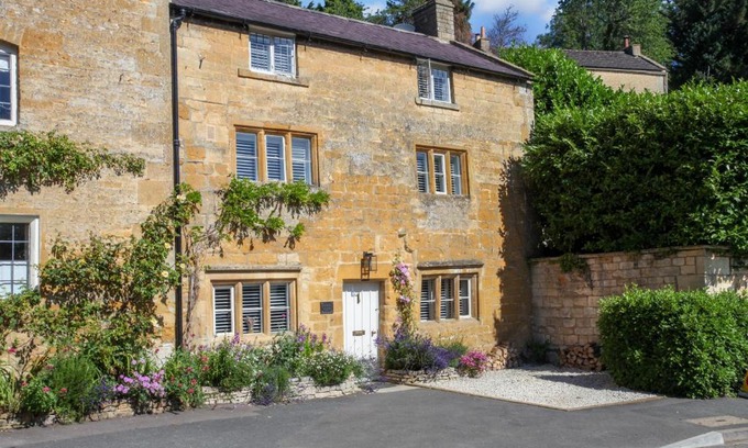 Blockley House | Delightful Sage Cottage: Pet-Friendly Retreat for Families