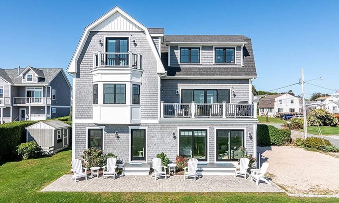Narragansett House | Sage Escape | 7BD/4.5BA