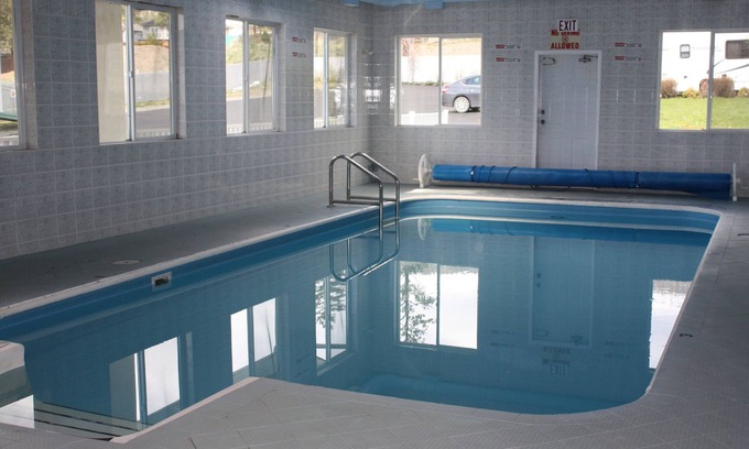 Merritt Hotel | Relaxing Getaway at Sage Inn Merritt with Pool & Spa