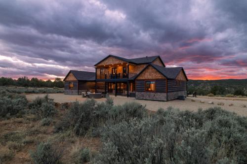 Orderville House | Sage Meadow Retreat: Hot Tub, Pool Table & Shuffleboard Fun