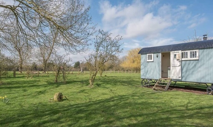 Framlingham Apartment | Cozy Sage Shepherds Hut at Boundary Farm, Framlingham