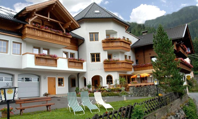 Grosskirchheim House | Remarkable Sagritzerwirt: Pet-Friendly Retreat with Hot Tub