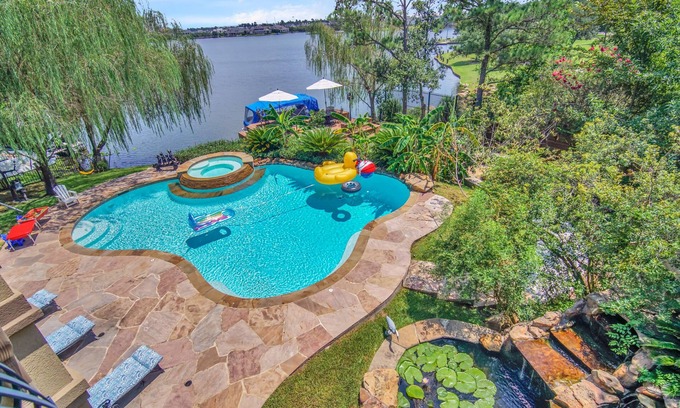Panther Creek House | Tranquil Lakefront Retreat with Heated Pool & Spa Access