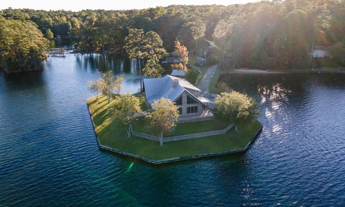 Pleasure Point House | Discover Sailboat Point: Family-Friendly Waterfront Escape