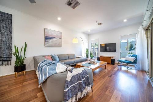Largs North Villa | Ideal Sailors' Retreat: 4-Star Stay with Pool & Beach Access