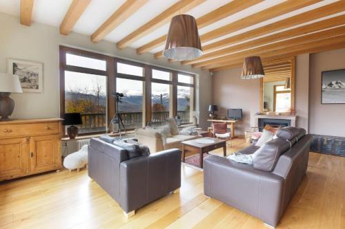 Saint-Gervais-les-Bains Ski Chalet | Discover Saint Éloi: Panoramic Views & Child-Friendly Stay